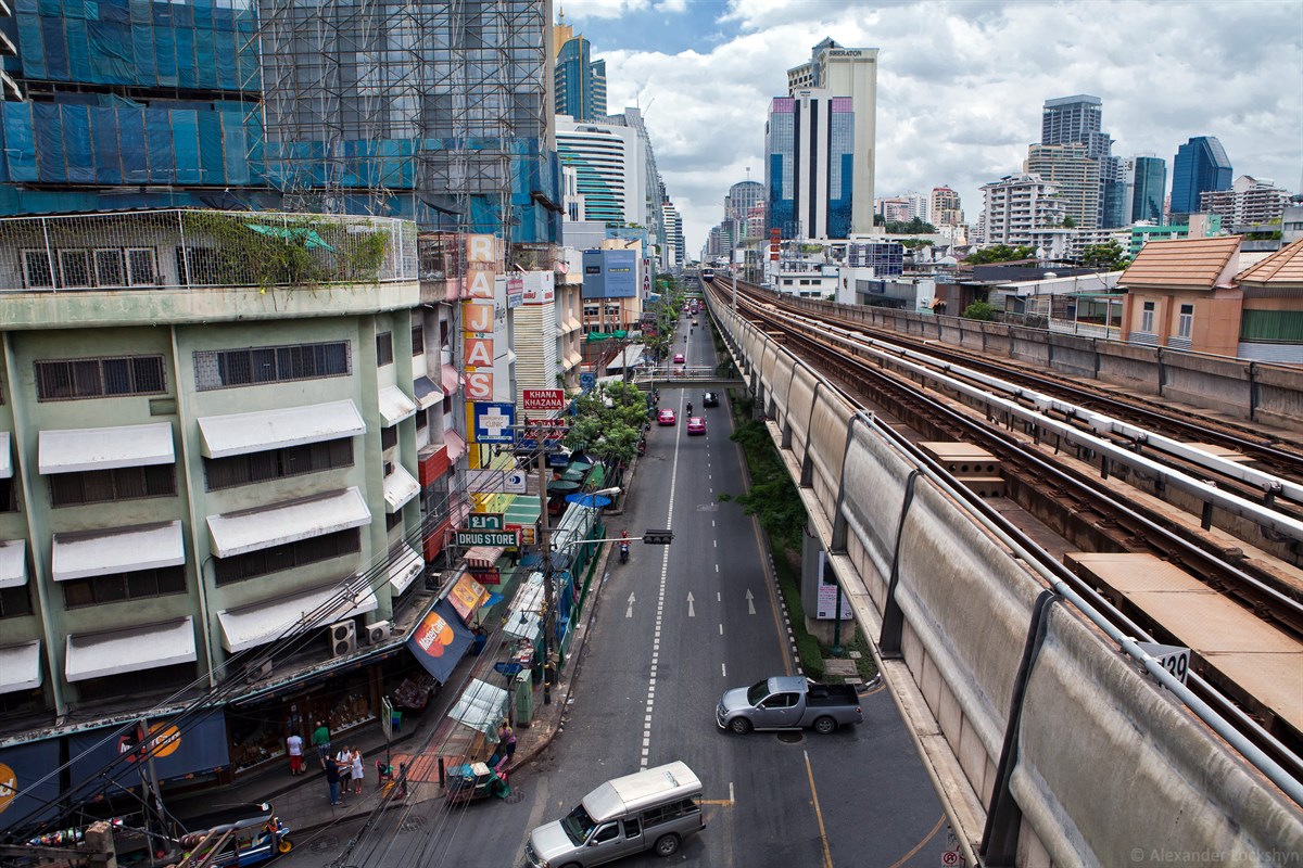 Rich upper levels VS poor lower levels of Bangkok